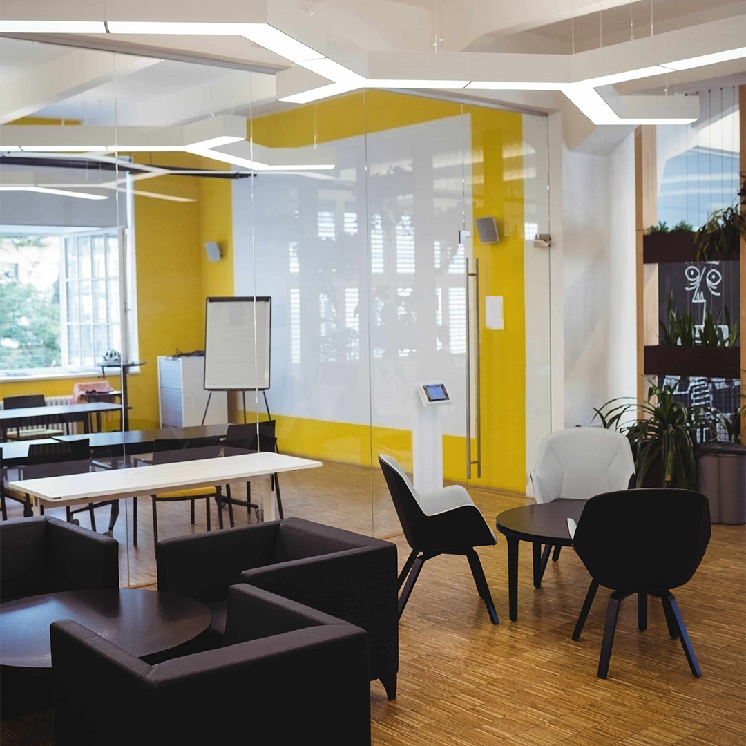 بیش از سه دهه تجربه